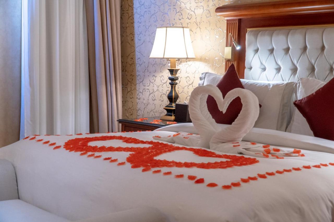 Al Aziziyah Boutique Hotel Doha Dış mekan fotoğraf A bed decorated for Valentine's Day